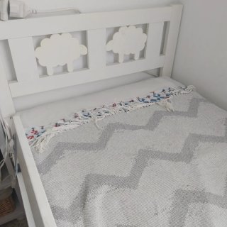 Cama infantil blanca con diseño de ovejas