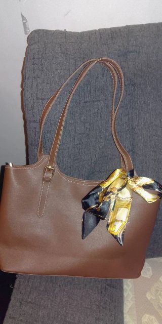 Bolso marrón con detalle de pañuelo