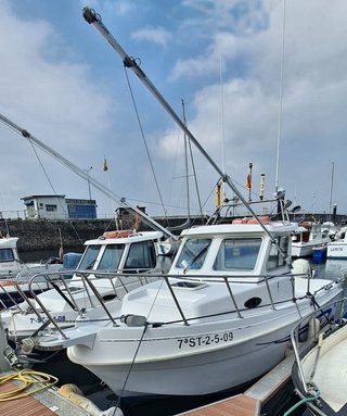 Embarcación pesca paseo. Barco. Lancha