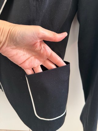 Chaqueta Zara Negra con Ribete Blanco