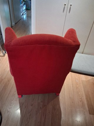 Sillón orejero rojo de tela