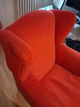 Sillón orejero rojo de tela