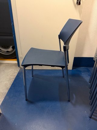 Sillas de oficina apilables azul/gris.