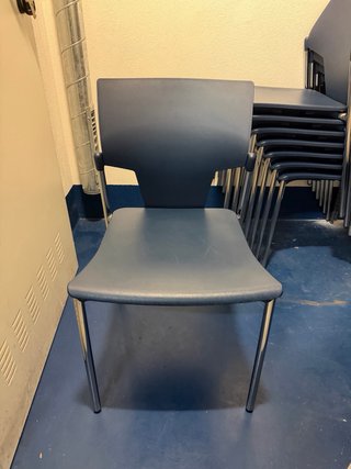 Sillas de oficina apilables azul/gris.
