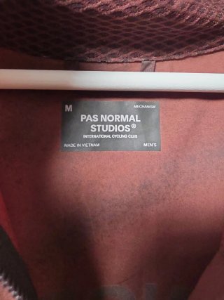 Cortavientos Pas Normal Studios (1 uso)