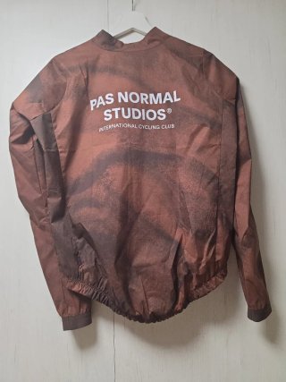 Cortavientos Pas Normal Studios (1 uso)