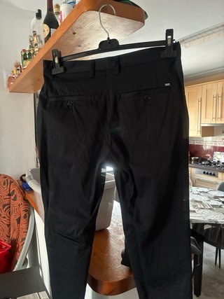 2 pantalones chinos, unos negros y mis otros azul
