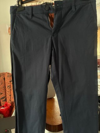2 pantalones chinos, unos negros y mis otros azul