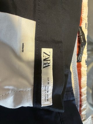 2 pantalones chinos, unos negros y mis otros azul