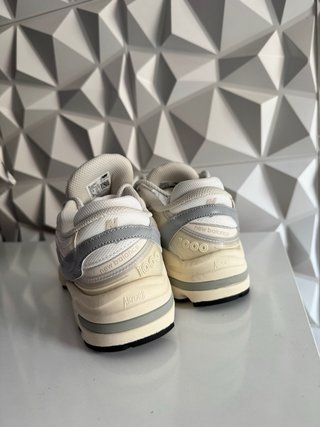 Zapatillas New Balance 1000 Talla 37.5 Beige/Plata