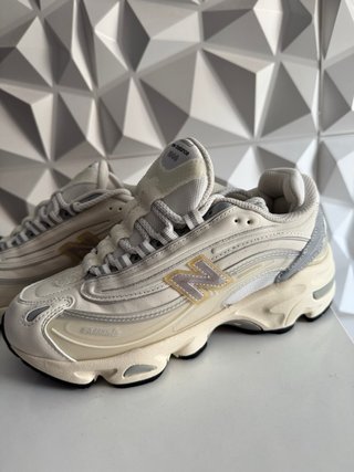 Zapatillas New Balance 1000 Talla 37.5 Beige/Plata