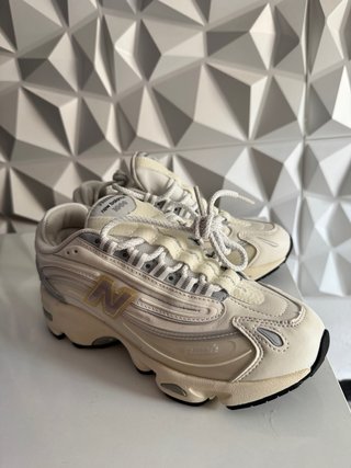 Zapatillas New Balance 1000 Talla 37.5 Beige/Plata