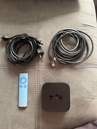 Apple TV con mando y cables