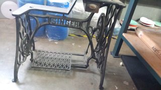 Máquina de coser Singer antigua con pedal