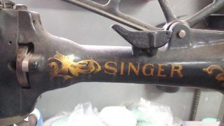 Máquina de coser Singer antigua con pedal