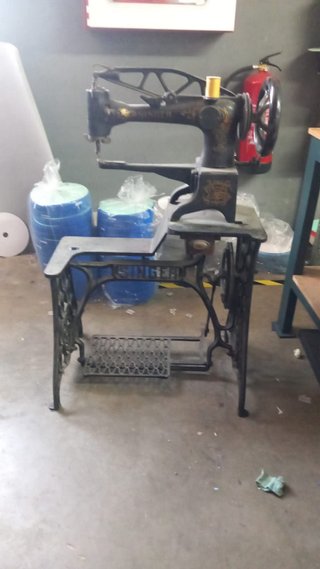 Máquina de coser Singer antigua con pedal