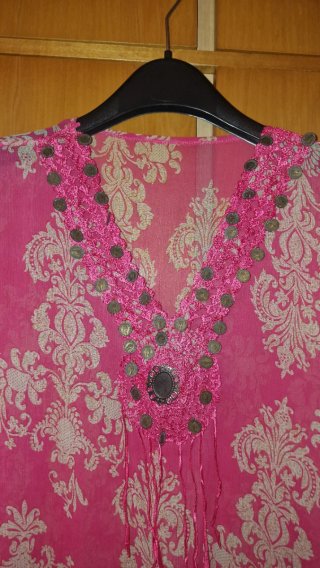 Blusa rosa con abalorios