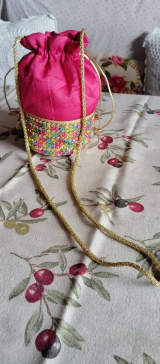 Bolso de fiesta rosa con lentejuelas
