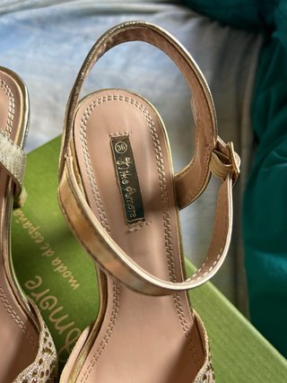 Zapatos de tacón dorados talla 36