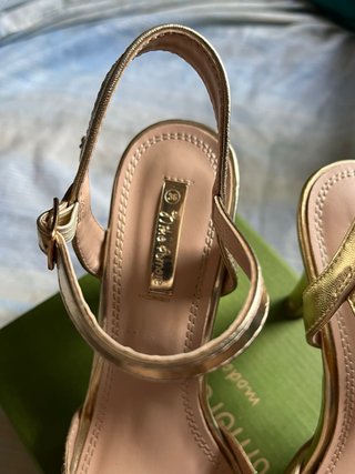 Zapatos de tacón dorados talla 36