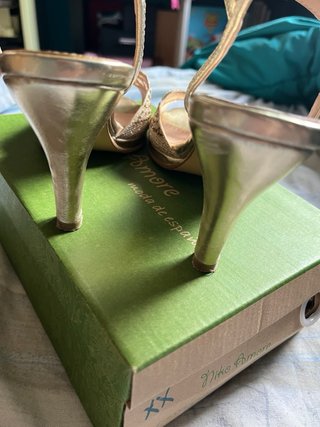 Zapatos de tacón dorados talla 36