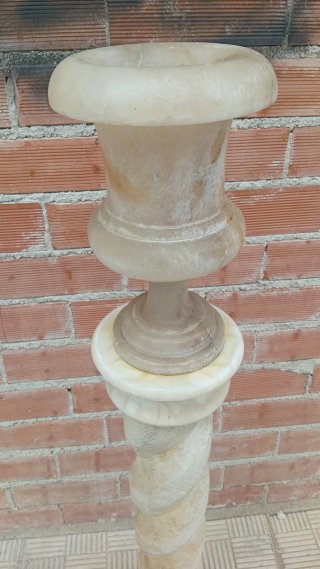 Columna de mármol con pedestal retorcido
