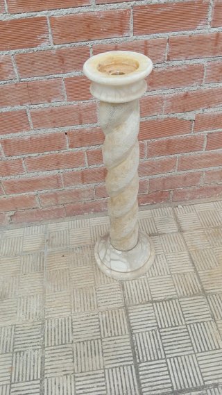 Columna de mármol con pedestal retorcido