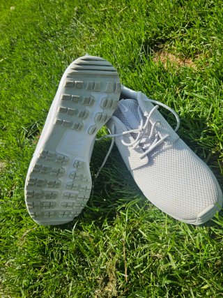 Zapatos de golf Nike grises y blancos