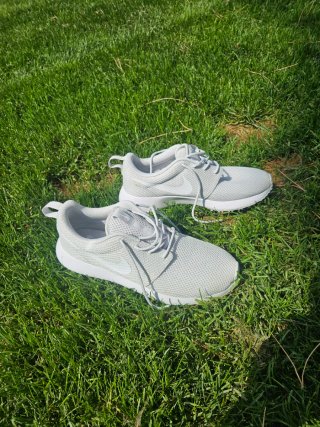 Zapatos de golf Nike grises y blancos