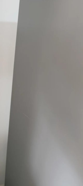 Estantería modular madera y gris con caja de mimbr