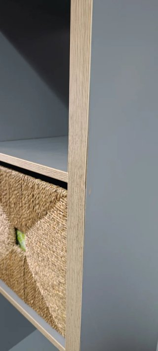 Estantería modular madera y gris con caja de mimbr