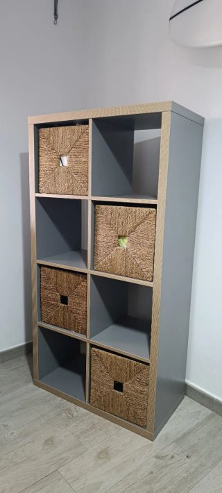 Estantería modular madera y gris con caja de mimbr