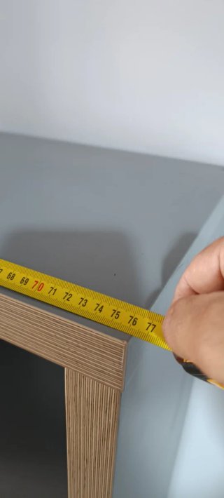 Estantería modular madera y gris con caja de mimbr