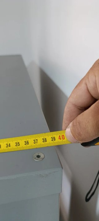 Estantería modular madera y gris con caja de mimbr