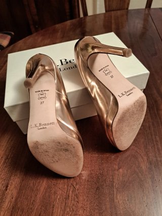 Zapatos de tacón LK Bennett dorados talla 37