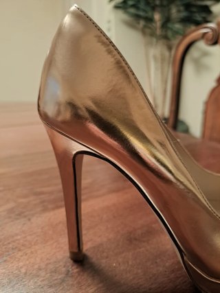 Zapatos de tacón LK Bennett dorados talla 37