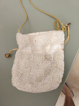 Bolso de fiesta blanco y dorado
