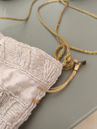 Bolso de fiesta blanco y dorado