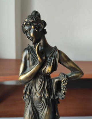 Estatua Diosa Bronce y Dorado