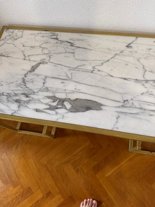 Mesa auxiliar mármol y metal dorado, vendo persona