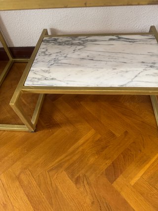 Mesa auxiliar mármol y metal dorado, vendo persona