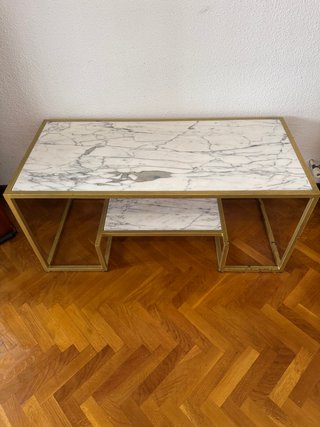 Mesa auxiliar mármol y metal dorado, vendo persona