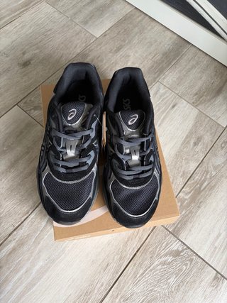 Zapatillas Asics Negras y Grises