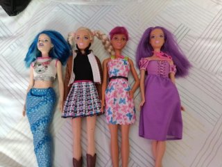 Lote 4 Barbies con ropa y accesorios