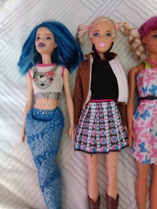 Lote 4 Barbies con ropa y accesorios