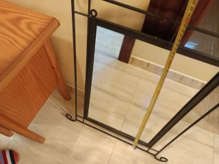 Mesita de noche , de madera, lampara y espejo