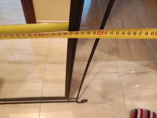 Mesita de noche , de madera, lampara y espejo