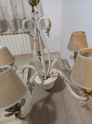 Mesita de noche , de madera, lampara y espejo