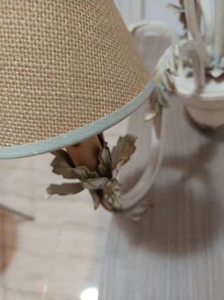 Mesita de noche , de madera, lampara y espejo