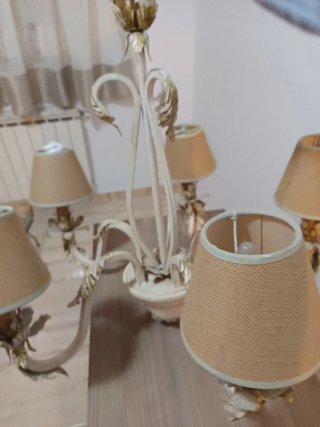 Mesita de noche , de madera, lampara y espejo